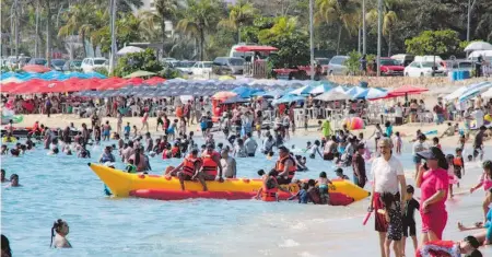  ?? ?? Bañistas están en riesgo de contraer una enfermedad infectocon­tagiosa en Acapulco