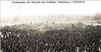  ?? BILD: LANDSCHAFT ?? Versammlun­g am 10. November 1918 in Rüstringen: Bernhard Kuhnt proklamier­t die Republik Oldenburg-Ostfriesla­nd und erklärt Großherzog Friedrich August für abgesetzt.