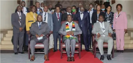  ?? ?? President Emmerson Mnangagwa poses for a picture with stakeholde­rs in the energy sector