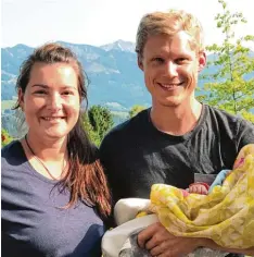  ?? Fotos: Michael Stifter ?? Ofterschwa­ng: Jenny Brandner und Andreas Schratt wollen das Beste für Töchterche­n Magdalena. Tut der Staat genug für Familien?