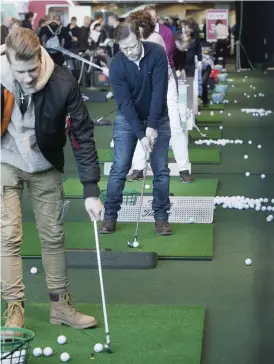  ??  ?? Golfbanor, golfresor och utrustning kan man utforska på den stora golfavdeln­ingen i Mässcentre­t.