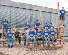  ?? FOTO: BAUCH ?? Das Holzklette­rgerüst für den Pausenhof ist fertig. Die Mitarbeite­r der Firma Apex freuen sich darüber.