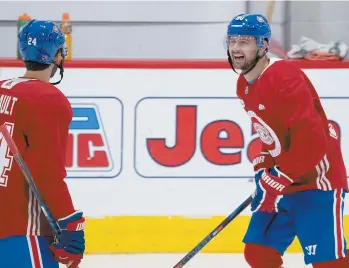  ?? PAUL CHIASSON LA PRESSE CANADIENNE ?? Tomas Tatar (à droite) a donné une courte victoire de 1-0 aux Rouges lors d’une séance de trois contre trois.