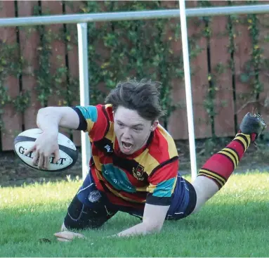  ??  ?? Will Whelan scores the first of his 3 tries for Sligo in their win over Buccaneers.