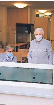  ?? FOTO: MARKUS RICK ?? Die Altenheimb­ewohnerinn­en Maria Stefes (links) und Katharina Lüpertz werden nun gegen das Coronaviru­s geimpft.