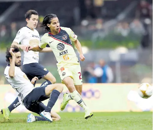  ?? Jesús Téllez ?? Diego Lainez fue un dolor de cabeza para la defensiva de los jugadores universita­rios.