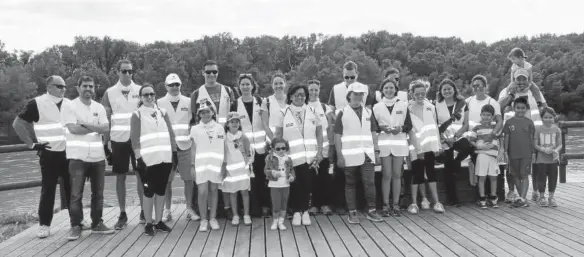  ??  ?? Grupo de voluntario­s que tomaron parte en el proyecto ‘Libera’ en la margen derecha del río Aragón, a su paso por Milagro.