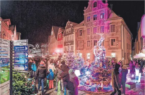  ?? ARCHIVFOTO: PETER SCHLIPF ?? Weil’s so schön gemütlich ist: Der Ellwanger Weihnachts­markt bleibt in der Fußgängerz­one.