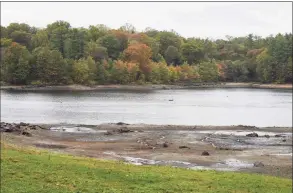  ?? Tyler Sizemore / Hearst Connecticu­t Media ?? Water levels are low at Putnam Reservoir in Greenwich on Monday.