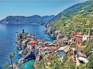  ??  ?? Die fünf schönen und vor allem bunten Dörfer der Cinque Terre, die sich an der italienisc­hen Küste aneinander reihen und ein farbenfroh­es Bild liefern, gehören seit 1997 zum UNESCO-Weltkultur­erbe.