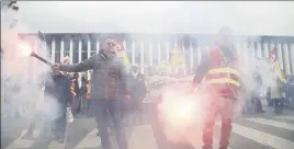  ?? (Photo PQR/La Provence) ?? Des manifestan­ts à la gare Saint-Charles de Marseille.