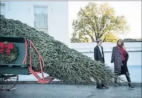  ?? BRENDAN SMIALOWSKI / AFP ?? Melania Trump y su hijo Barron junto al árbol cargado en el carro