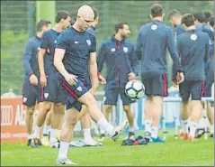  ?? FOTOS: J. ECHEVERRÍA ?? Yeray El de Barakaldo toca balón en la sesión de trabajo de ayer