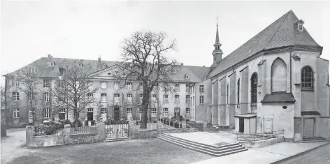  ?? FOTO: KREISARCHI­V ?? So sah der Kreuzherre­nplatz früher aus. Im Hintergrun­d das Kloster mit Gartenmaue­r, rechts die Kirche St. Nikolaus.