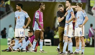  ?? FOTO: SIRVENT ?? Lucho intenta consolar al capitán Busquets tras consumarse la eliminació­n de la Roja