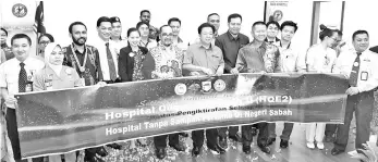  ??  ?? Yeo and Razak (front, fifth and sixth right) at the City Hall's litter-free recognitio­n certificat­e presentati­on ceremony yesterday.