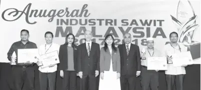  ??  ?? TERESA Kok bersama pemenang Anugerah Industri Sawit 2017/2018.
