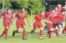  ?? FOTO: THOMAS WARNACK ?? Freude pur beim SV Bronnen über das gewonnene Relegation­sspiel gegen die SGM Scheer/Ennetach. Nach drei Jahren und dem Abstieg ist Bronnen zurück, nach dem ersten Jahr Amtszeit von Akin Aktepe als Trainer.