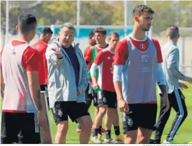  ?? REPORTAJE GRÁFICO: ALBERTO DOMÍNGUEZ ?? Carlos Pouso da indicacion­es en su primer entrenamie­nto como técnico del Recreativo de Huelva.