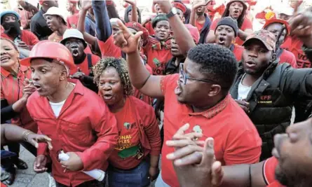  ?? /ANTONIO MUCHAVE ?? EFF members sing outside court after the Equality Court in Johannesbu­rg ruled that singing Dubula'ibunu (Shoot the Boer) does not constitute hate speech or incite violence.