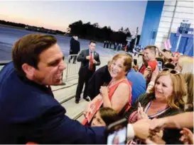  ??  ?? Guvernørka­ndidat Ron DeSantis hilser på Trump-tilhengere i Florida. Han er i en svaert spennende tevling med demokrat Andrew Gillum.