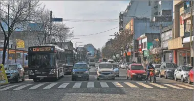  ?? FOTOS: JUAN OBREGON ?? TRAZA. Si se realiza la obra, el empedrado de varias cuadras sobre Directorio deberá ser reemplazad­o.