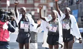  ?? KAZUHIRO NOGI/AFP ?? MAJORS: Sebanyak 32 ribu peserta Tokyo Marathon melintasi garis start (foto atas). Trio Kenya (dari kiri) Wilson Kipsang, Dickson Chumba, dan Gideon Kipketer meraih podium.