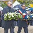  ?? FOTO: STADT CHELLES ?? Am Sonntag legten Brice Rabaste (rechts) und Gerhard Ecker gemeinsam Blumen am Kriegerden­kmal nieder.