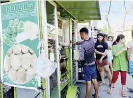  ?? PHOTOGRAPH BY ANALY LABOR FOR THE DAILY TRIBUNE @tribunephl_ana ?? RESIDENTS of Barangay 178 in Caloocan City line up for the freshly-baked malunggay pandesal on a clear Sunday morning.