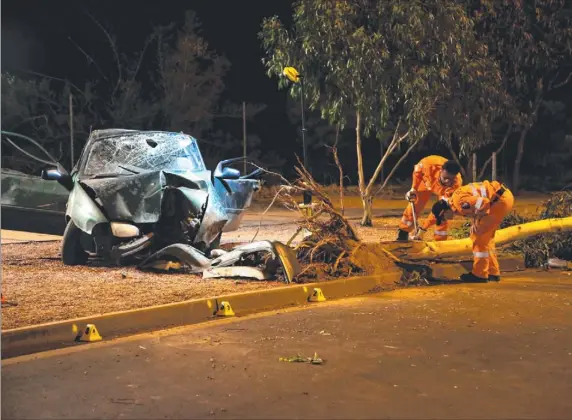  ?? Picture: JUSTIN BRIERTY ?? Emergency services at the scene of a fatality when a car slammed into a tree, killing the passenger at North Stuart Highway