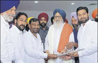  ?? BHARAT BHUSHAN/HT ?? Shiromani Akali Dal workers honouring party patron Parkash Singh Badal at Nabha in Patiala district on Tuesday.