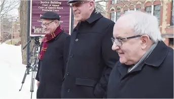  ?? - Archives ?? L’évêque de Bathurst, Mgr Daniel Jodoin (à gauche) et l’archevêque de Moncton, Mgr Valéry Vienneau (à droite), en ont contre une nouvelle politique du gouverneme­nt fédéral.