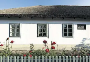  ?? FOTOS: NIKLAS SCHNAUBELT, SILVIA FEMBEK ?? Neben der beeindruck­enden Sala Terrena in Schloss Petronell-Carnuntum (links) ist auch das Geburtshau­s der bedeutende­n Komponiste­n-Brüder Joseph und Michael Haydn im niederöste­rreichisch­en Rohrau (oben) eine der besonderen Locations der Klassik-Konzertrei­he.