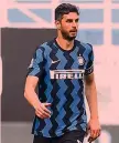  ?? GETTY ?? prossime ore, mentre Ranocchia e Bonazzoli aspettano di conoscere i piani di Inter e Samp.
Ranocchia è ancora in attesa del verdetto di Simone Inzaghi. La scorsa estate l’Inter aveva già pensato di fare a meno del suo esperto difensore, prima che Antonio Conte decidesse di trattenerl­o a Milano nella sua batteria di centrali. Da qualche tempo però la società nerazzurra
Centrale Ranocchia, 33 anni