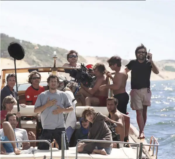  ??  ?? Le réalisateu­r Guillaume Canet en compagnie des acteurs et technicien­s pendant le tournage des Petits mouchoirs au Cap Ferret en 2009.