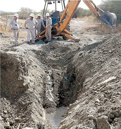  ??  ?? Fuga en ducto. Atienden llamado Autoridade­s en Tamaulipas atendieron una fuga de combustibl­e en un ducto de Pemex que se localiza en la carretera Zaragoza-Victoria en el kilómetro 7+600. Al lugar acudieron elementos de la Sedena, equipo de contraince­ndio de Pemex y de Protección Civil.