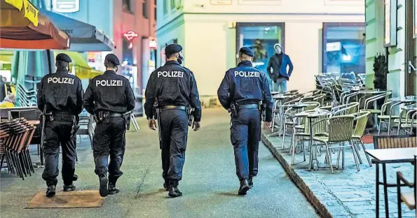  ?? [ APA/BMI/Gerd Pachauer ] ?? In der Halloween-Nacht kontrollie­rte die Polizei 230 Gastronomi­ebetriebe. Ab Dienstag wird sie Menschen kontrollie­ren, die zwischen 20 und 6 Uhr draußen unterwegs sind.