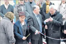  ??  ?? Jean Louis Coureau remet au sous préfet un morceau du cordon d’inaugurati­on