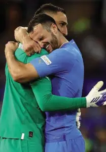  ?? ?? Che trio Commovente l’abraccio di Federico Gatti a Gigio Donnarumma dopo lo 0-0 contro l’inghilterr­a, il suo esordio azzurro dopo una stagione in Serie B. Come lui Alessio Zerbin si è preso l’azzurro con il Frosinone. Willie Gnonto invece è «emigrato» in Svizzera e ora tanti lo vogliono in A