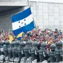  ?? FOTO: AFP ?? La caravana de migrantes se dispersó en Huixtla.