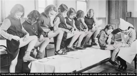  ??  ?? Una enfermera enseña a unas niñas diabéticas a inyectarse insulina en la pierna, en una escuela de Essex, en Gran Bretaña.