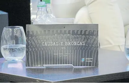  ?? ?? Portada. Causas y Broncas reúne notas y poemas que el propio Grandi editó en 1975, con 100 ejemplares.