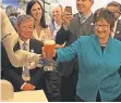  ?? FOTO: FRIN ?? Wirtschaft­sministeri­n Brigitte Zypries lässt sich von einem Kuka-Roboter ein Weizenbier öffnen und servieren – und reicht es danach weiter.