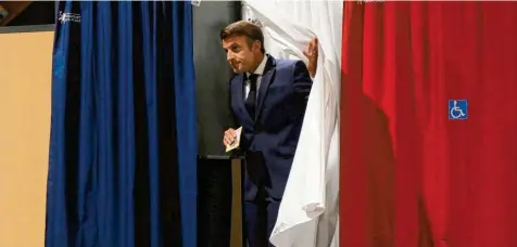  ?? Foto: Michel Spingler, dpa ?? Für Frankreich­s ambitionie­rten Präsidente­n Macron ging es bei der Parlaments­wahl um eine solide Mehrheit in der Nationalve­rsammlung.