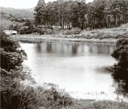  ?? Rivaldo Gomes/folhapress ?? Vista geral da represa de Atibainha, em Nazaré Paulista (64 km de SP), que faz parte do Sistema Cantareira; reservatór­io começa junho com menos água disponível que em igual período de 2013, ano anterior à crise