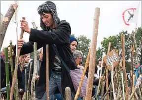  ??  ?? En octobre 2016, de nombreux militants avaient planté des bâtons sur la ZAD.