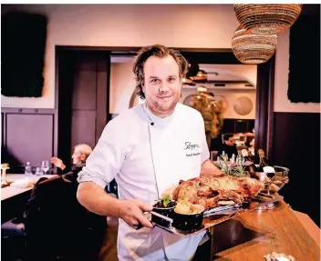  ?? RP-FOTO: ANNE ORTHEN ?? Im Restaurant Stappen in Oberkassel tischen Küchenchef David Büchner und sein Team mehrere Gans-Gerichte oder einen ganzen Vogel ab nächster Woche auf.