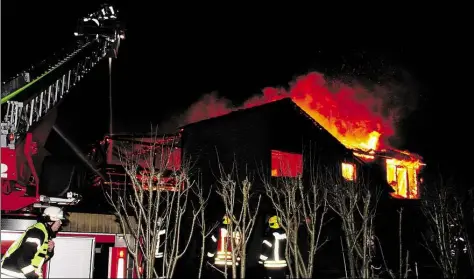  ?? BILD: ERHARD DROBINSKI ?? Dachstuhl in Flammen: Gegen 6.30 Uhr brach das Feuer in der Oberwohnun­g an der Blumenstra­ße in Edewecht aus, rund 120 Einsatzkrä­fte von Feuerwehr und Rettungsdi­enst waren im Einsatz.