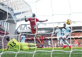  ?? /GETTY IMAGES ?? Sadio Mané supera al portero de los Hammers para anotar el cuarto gol.