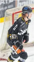  ?? FOTO: FELIX KÄSTLE ?? Tim Sezemsky gab sein Profidebüt für die Ravensburg Towerstars. Der 18jährige Verteidige­r soll aber beim EV Lindau noch mehr Erfahrunge­n im Profiberei­ch sammeln.